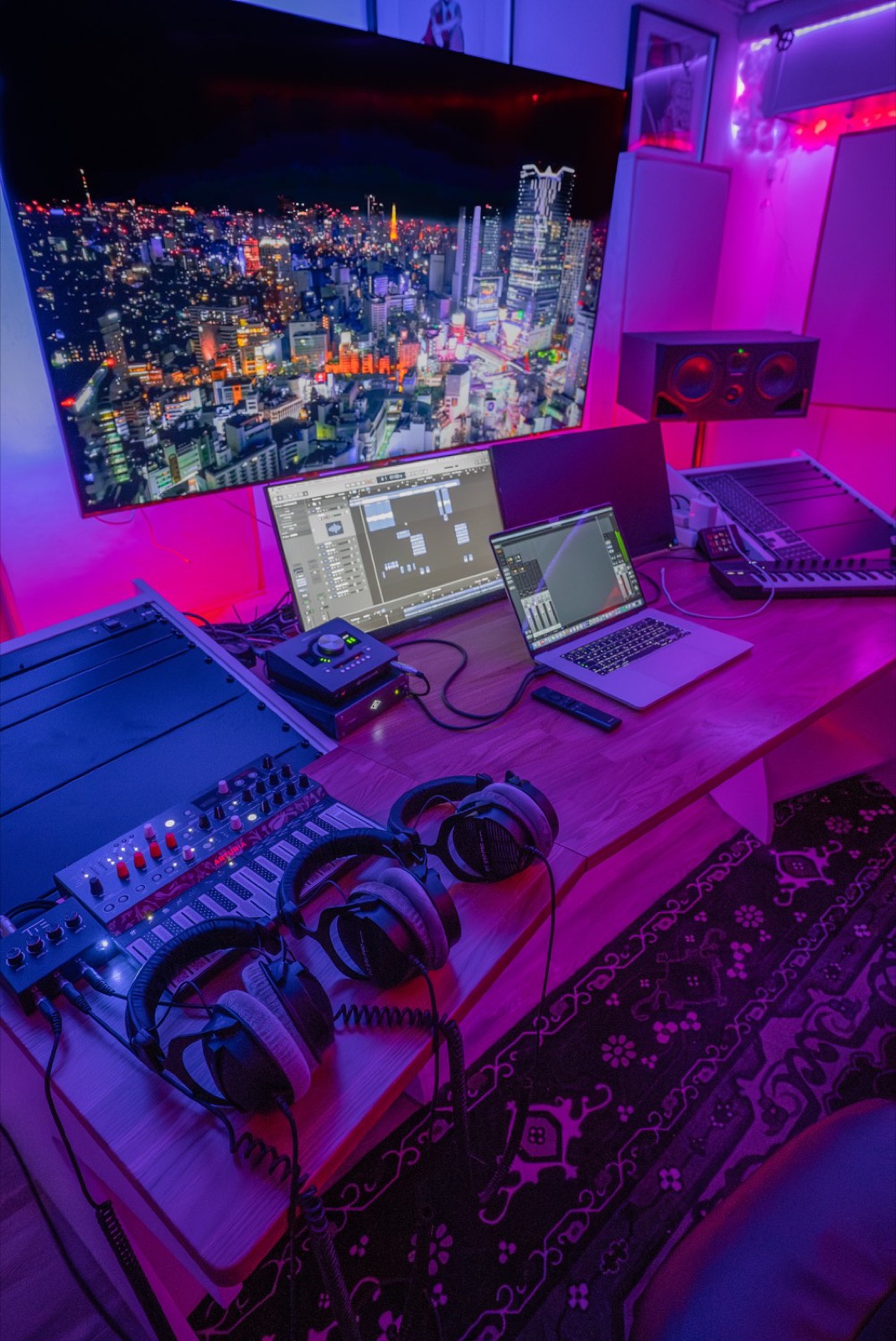 Mischpult, Bildschirme und Kopfhörer im Studio